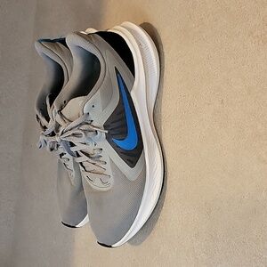Nike Downshifter 10 Running Shoes Mens Sz 9 Gray White